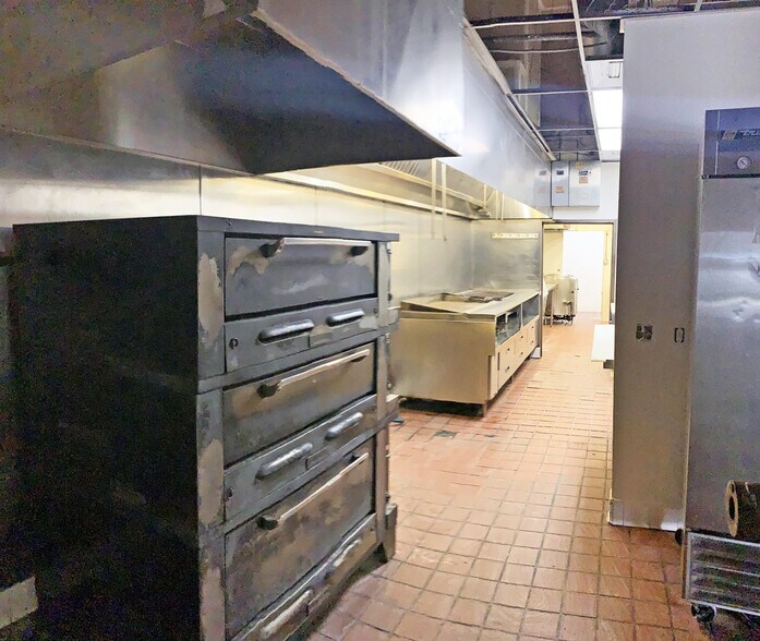 More Photos Of 5512-5530 Van Nuys Blvd, Sherman Oaks Restaurant For Lease