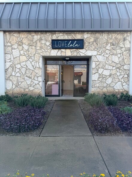 More Photos Of 887 W 16th St, Newport Beach Light Manufacturing For Lease