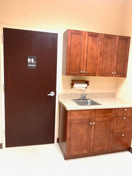 More Photos Of 1008 Hutton Ln, High Point Office For Lease