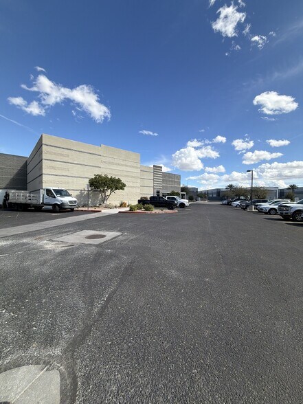 More Photos Of 2140 S Douglas Dr, Chandler Warehouse For Lease