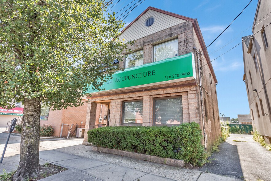 Primary Photo Of 219 Mineola Blvd, Mineola Office For Lease