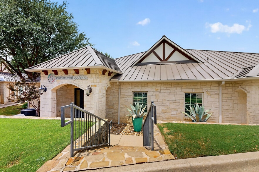 More Photos Of 2230 Bush Dr, McKinney Medical For Lease