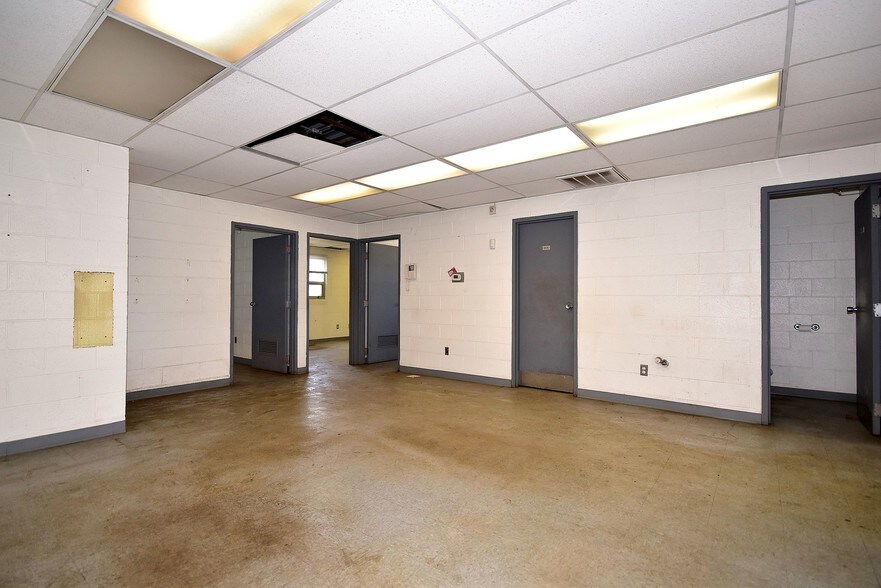 More Photos Of 420 Woodruff Rd, Joliet Warehouse For Lease