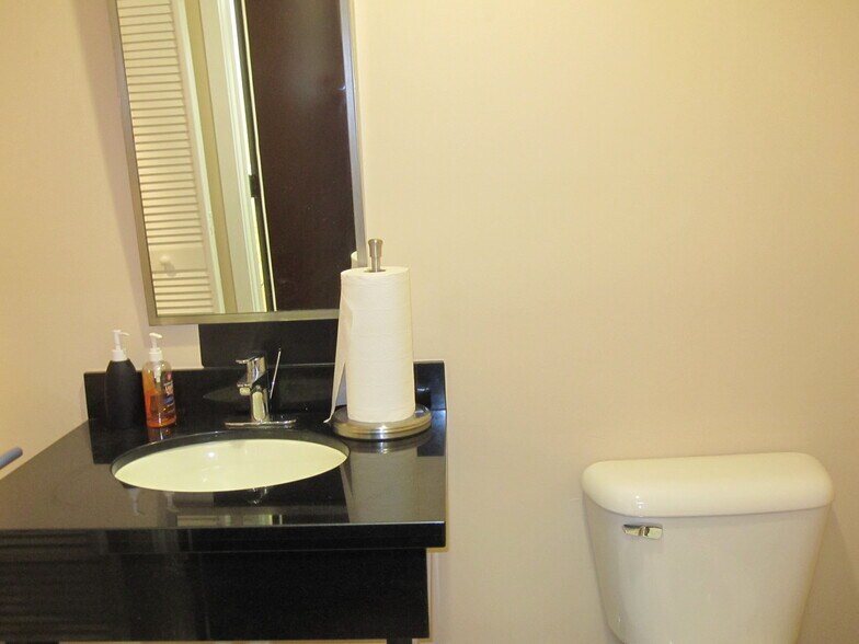 More Photos Of 1785 NE Broad Cswy, North Miami Beach Medical For Lease