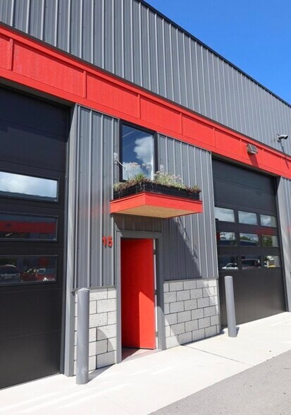 More Photos Of 815 Verhoeks St, Grand Haven Showroom For Sale