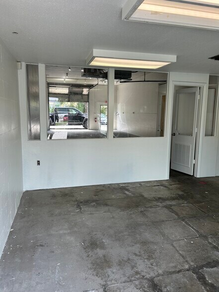 More Photos Of 3015 62nd Ave E, Bradenton Showroom For Lease
