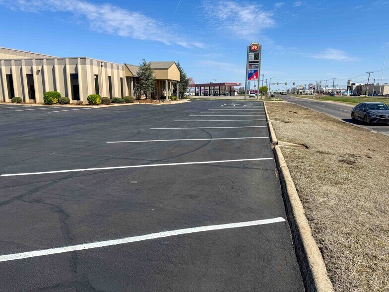 More Photos Of 3709 W Reno Ave, Oklahoma City Showroom For Lease