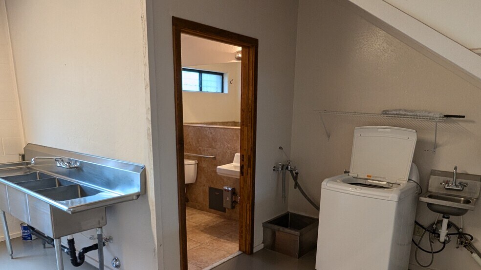 More Photos Of 3111 N Caden Ct, Flagstaff Showroom For Lease