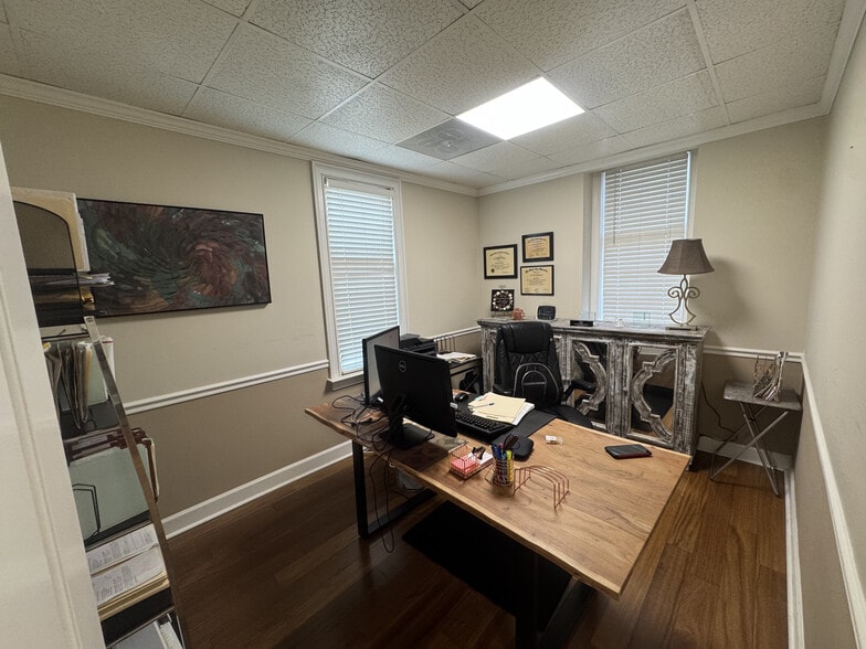 More Photos Of 355 E Crossville Rd, Roswell Office For Sale