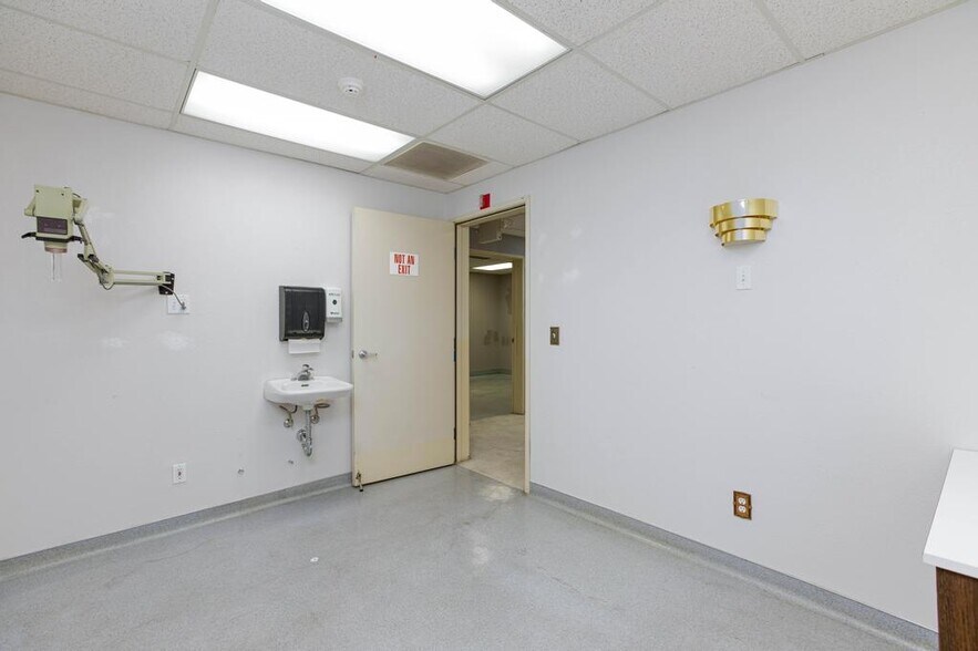 More Photos Of 872 E Sahara Ave, Las Vegas Medical For Lease