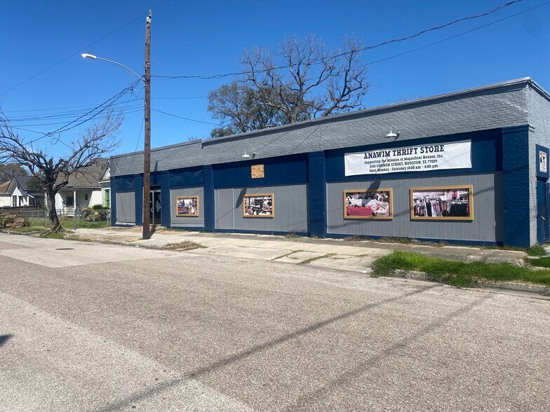 Primary Photo Of 2102 Common St, Houston General Retail For Sale
