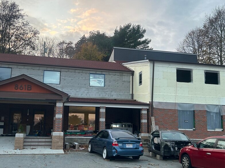 More Photos Of 861B Ashley Blvd, New Bedford Freestanding For Sale