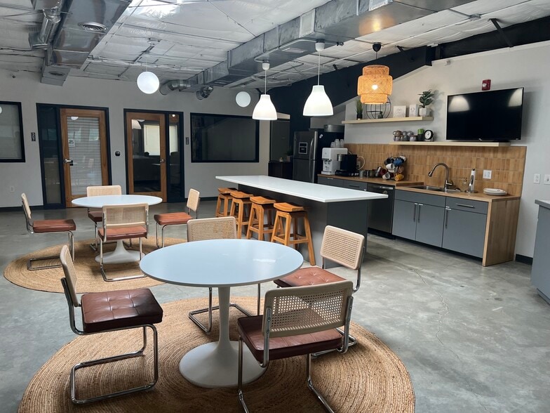More Photos Of 1508 Nw Vivion Rd, Kansas City Coworking Space