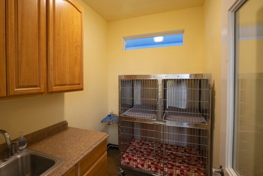 More Photos Of 660 N 7th Ave, Sequim Veterinarian Kennel For Sale
