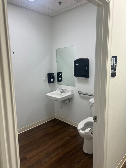 More Photos Of 5230 Willow Creek Dr, Springdale Medical For Lease