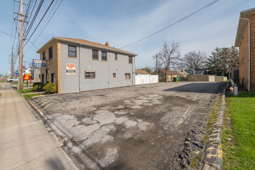 More Photos Of 5203 Turney Rd, Garfield Heights Bar For Sale