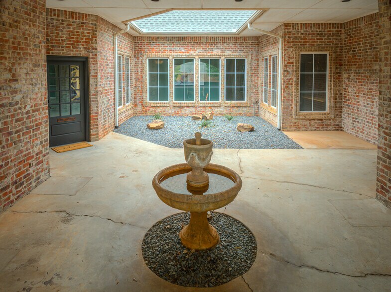 More Photos Of 1725 W 33rd St, Edmond Office For Sale