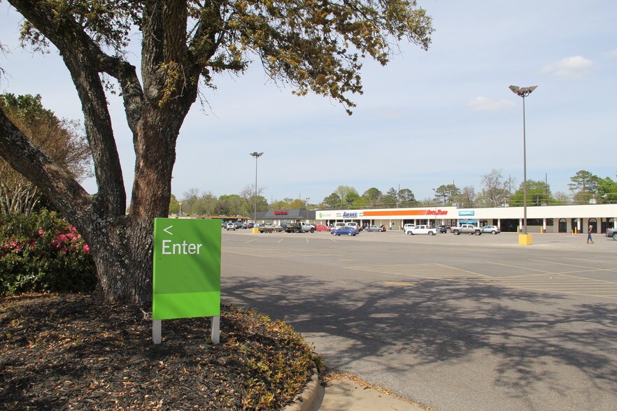 More Photos Of 111-443 MacArthur Dr, Alexandria Unknown For Lease