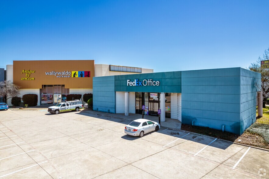 More Photos Of 13940-13960 N Stemmons Fwy, Farmers Branch Showroom For Lease