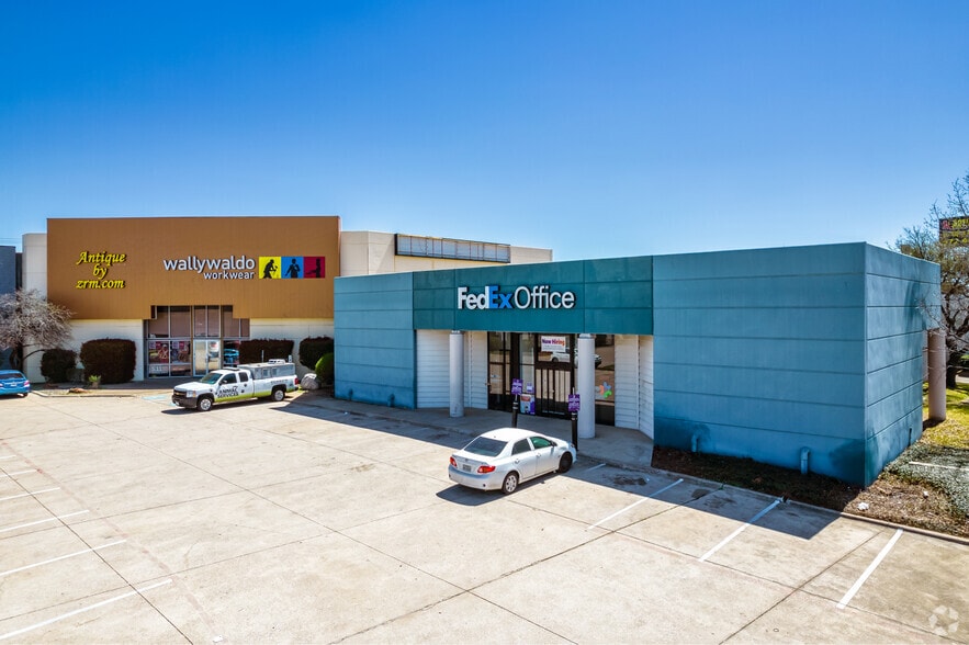 More Photos Of 13940-13960 N Stemmons Fwy, Farmers Branch Flex For Sale