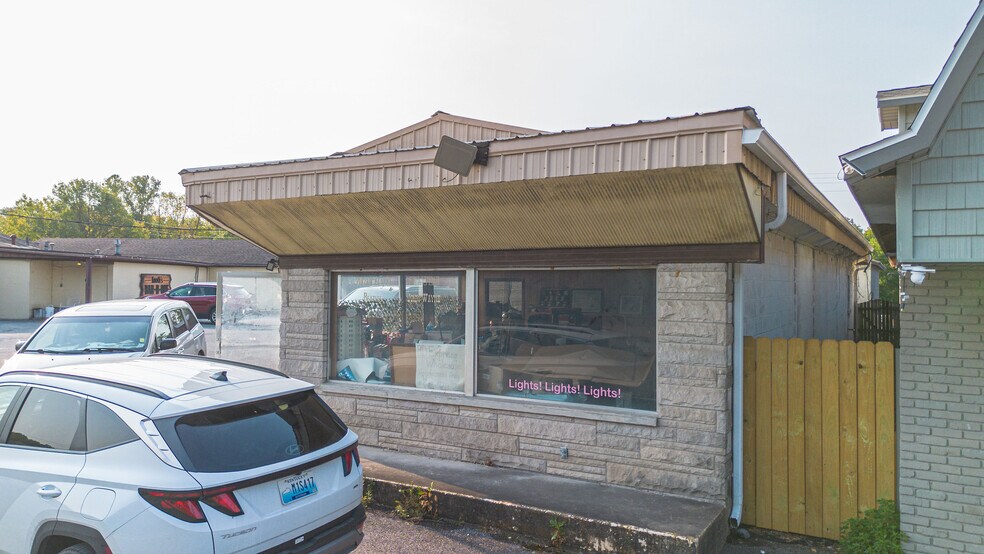 More Photos Of 728 US Highway 62, Grand Rivers Specialty For Sale