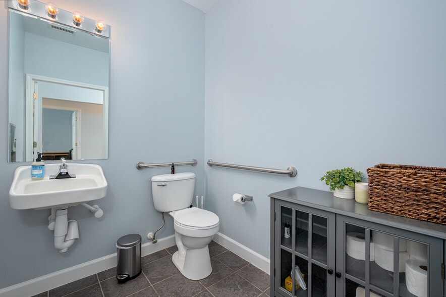 More Photos Of 705-711 Peninsula Dr, Davidson Office For Sale