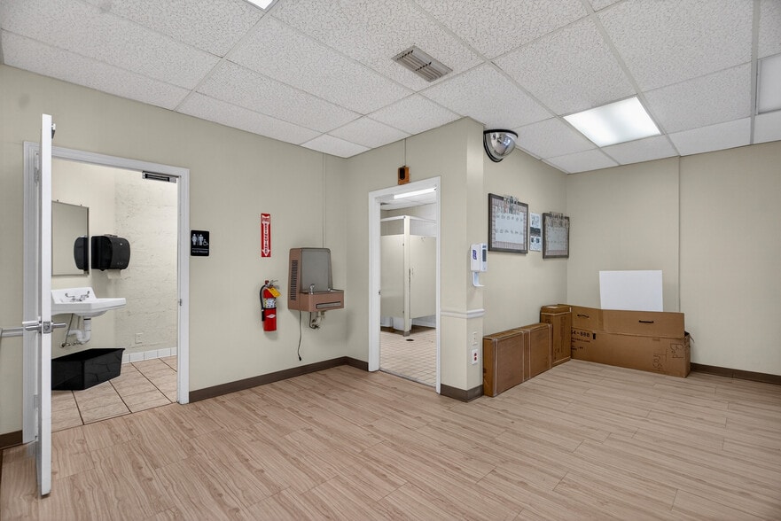 More Photos Of 316 N Lewis St, Lagrange Medical For Lease