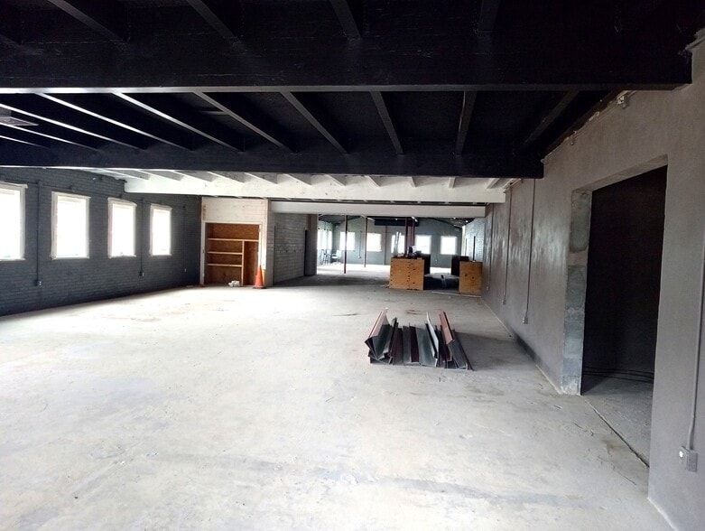 More Photos Of 10201 Abercorn St, Savannah Bar For Lease