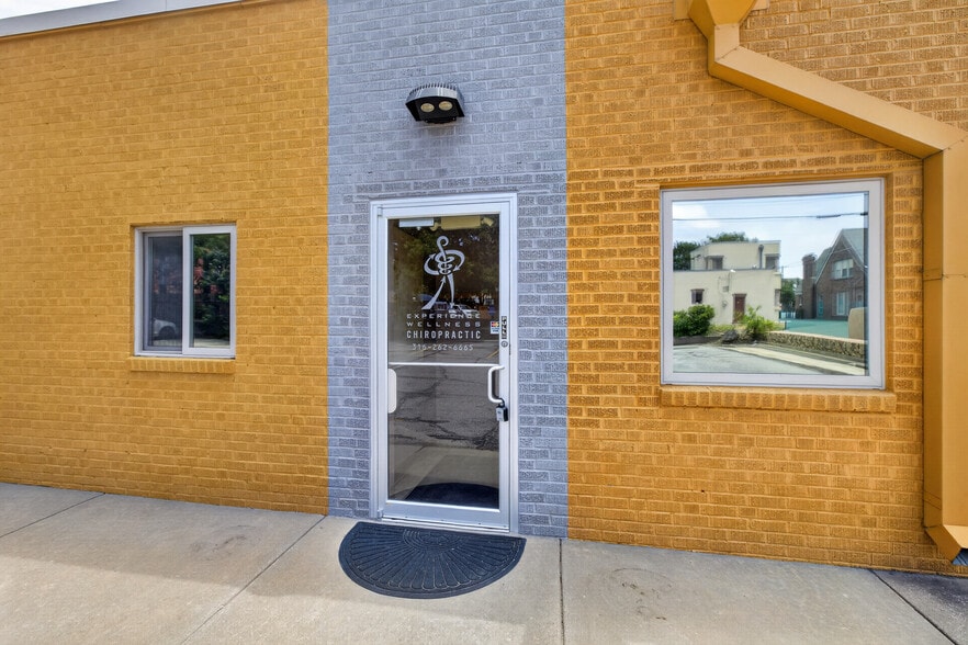 More Photos Of 133 N Glendale St, Wichita Office For Sale