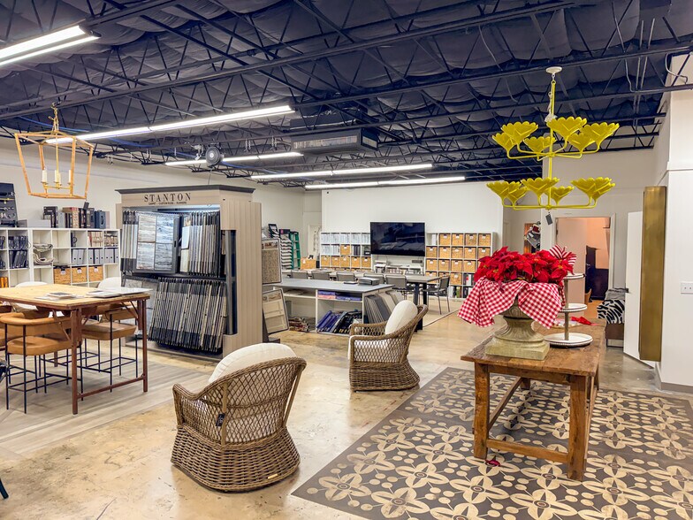 More Photos Of 12131-12137 Valliant St, San Antonio Showroom For Sale