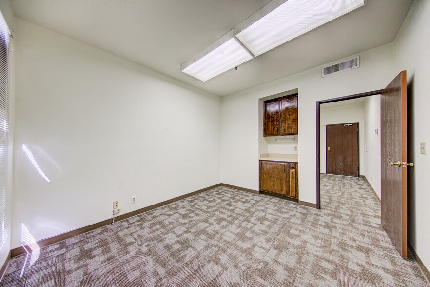 More Photos Of 4949 Buckley Way, Bakersfield Office For Sale