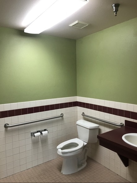 More Photos Of 5601 W Clearwater Ave, Kennewick General Retail For Lease