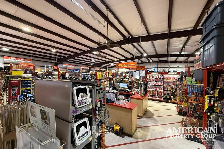 More Photos Of 5611 15th St E, Bradenton Freestanding For Lease