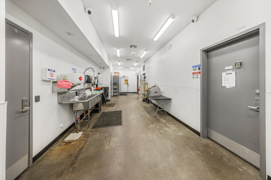 More Photos Of 44211 Yucca Ave, Lancaster Warehouse For Sale