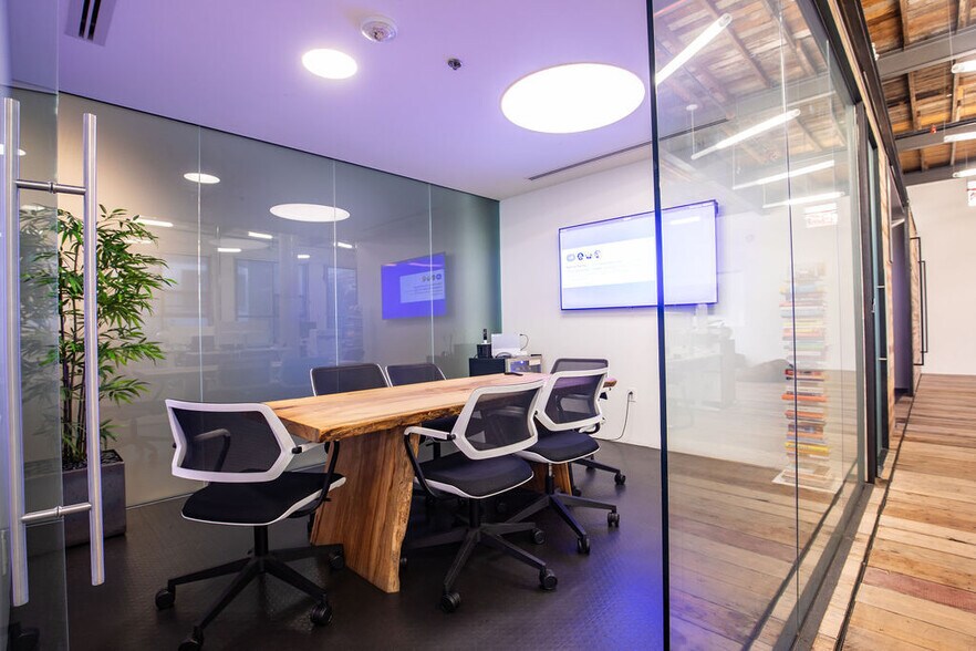 More Photos Of 111 W 6th St, Austin Office For Lease