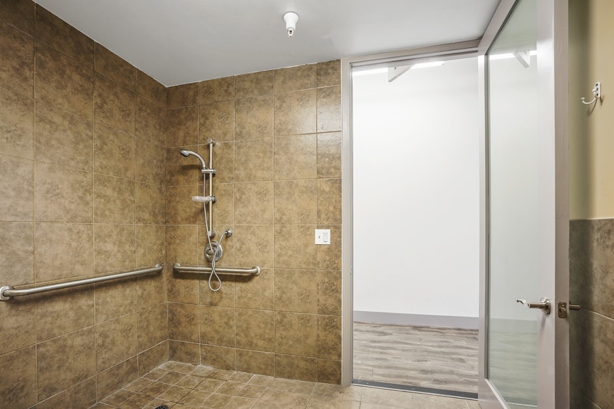 More Photos Of 2190 E 14th St, Los Angeles Flex For Lease