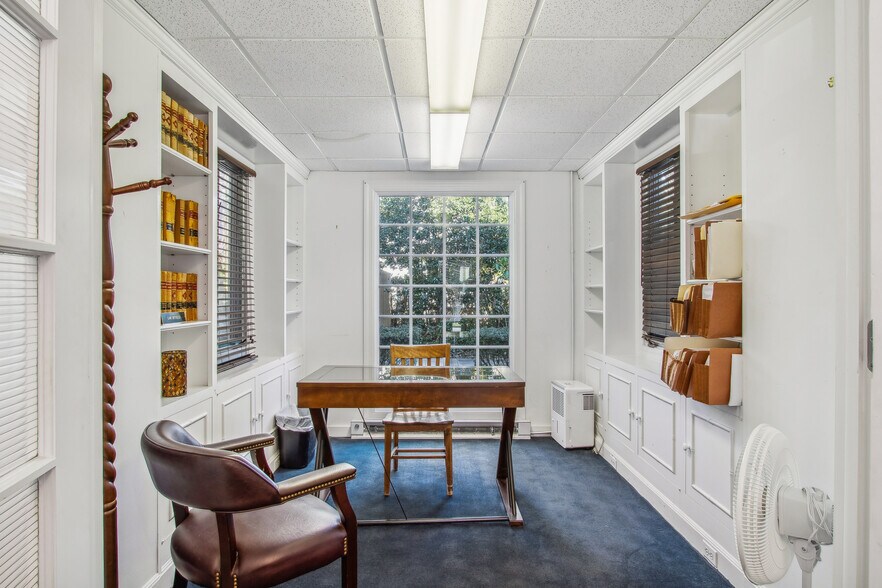 More Photos Of 41 Meetinghouse Ln, Southampton Office For Sale