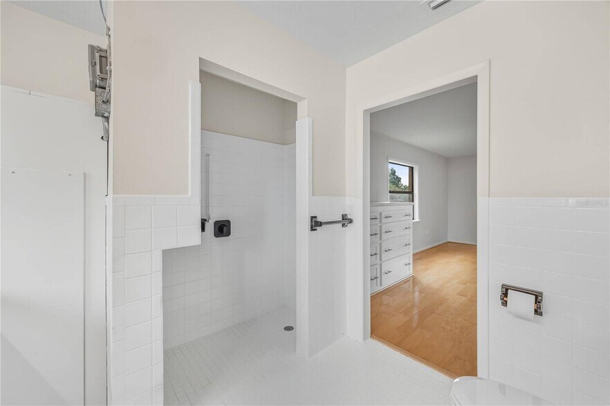 More Photos Of 274 W Kings Hwy, Center Hill Flex For Sale