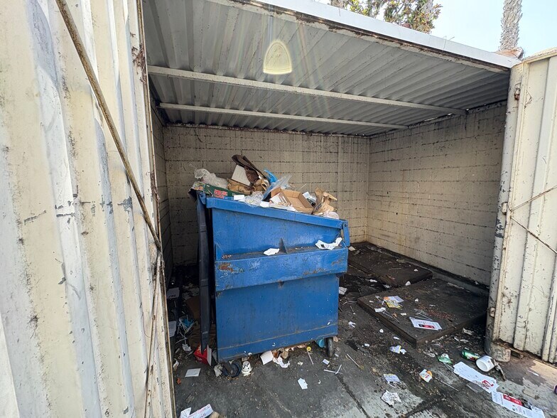 More Photos Of 14250 Prairie Ave, Hawthorne Freestanding For Lease