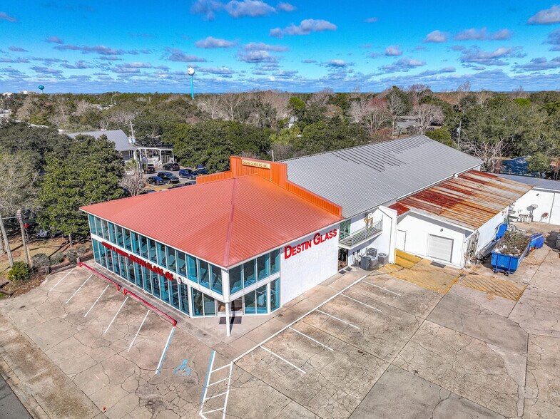 More Photos Of 639 Harbor Blvd, Destin Showroom For Lease