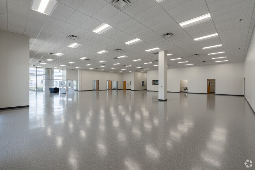 More Photos Of 15124 Grand River Rd, Fort Worth Distribution For Lease