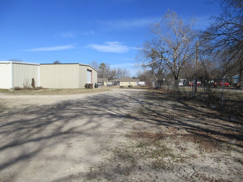 More Photos Of 224 E Cottage St, Sherman Warehouse For Sale