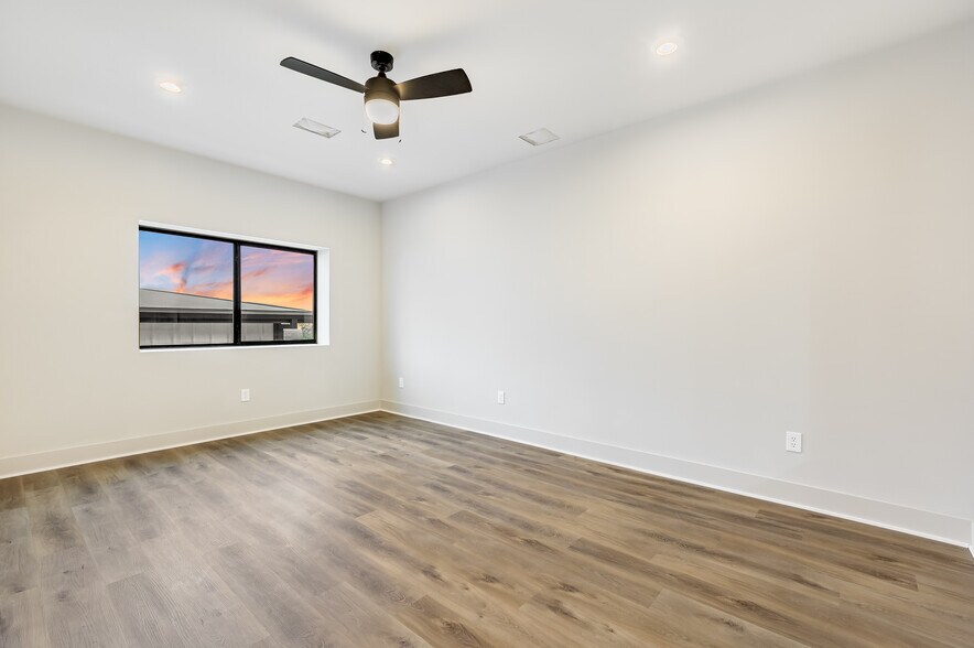 More Photos Of 15210 Fitzhugh Rd, Austin Light Distribution For Lease