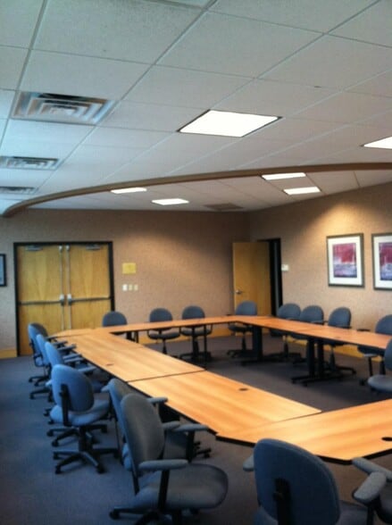 More Photos Of 33 Airport Center Dr, New Windsor Township Office For Lease