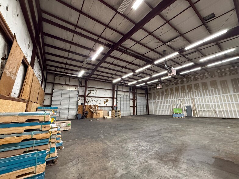 More Photos Of 1108 Thomasboro Rd, Charlotte Showroom For Lease