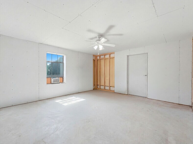More Photos Of 117 Business Dr W, Kerrville Warehouse For Sale