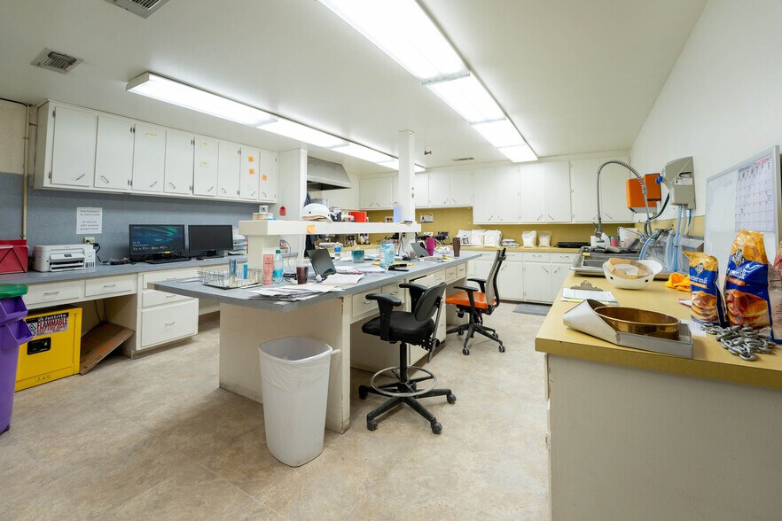 More Photos Of 225 Lawton Ave, Hereford Manufacturing For Sale