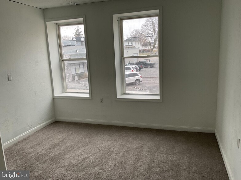 More Photos Of 1880 W Market St, York Storefront Retail Office For Sale