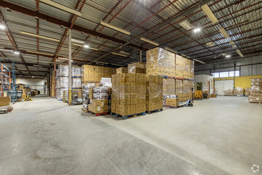 More Photos Of 81 Boul Brunswick, Dollard-des-Ormeaux Warehouse For Lease