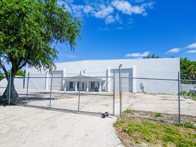 More Photos Of 5524 Independence Ct, Punta Gorda Warehouse For Sale